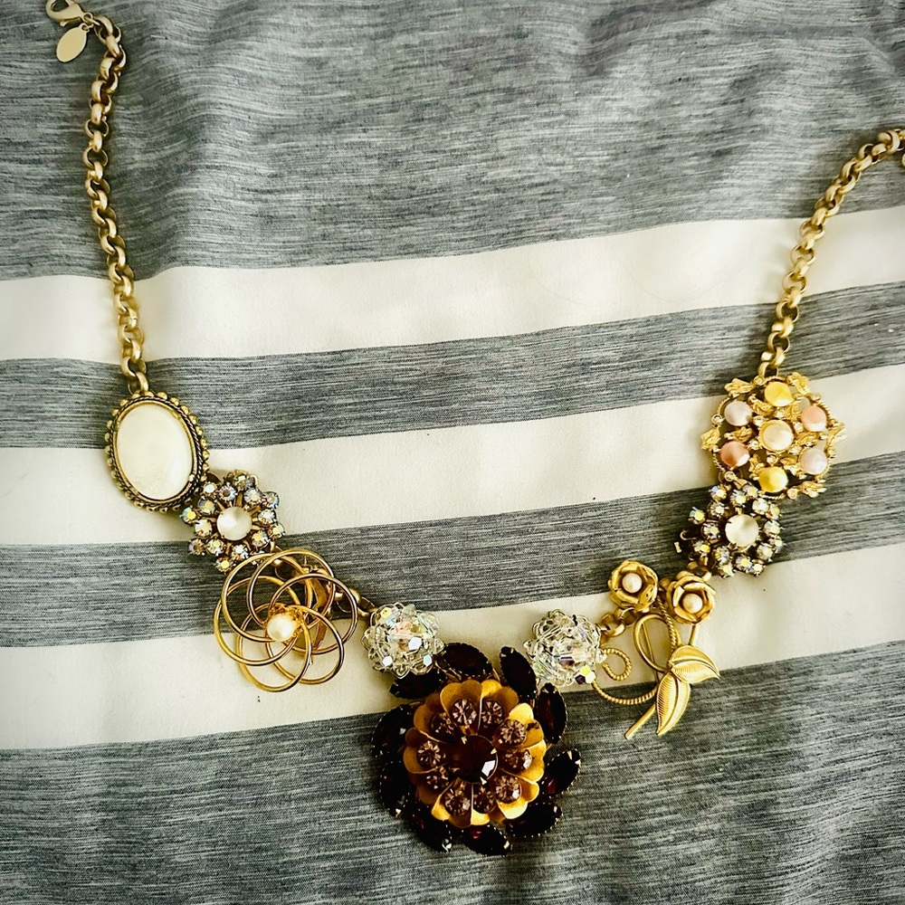 Elegant Gold and Brown Floral Necklace